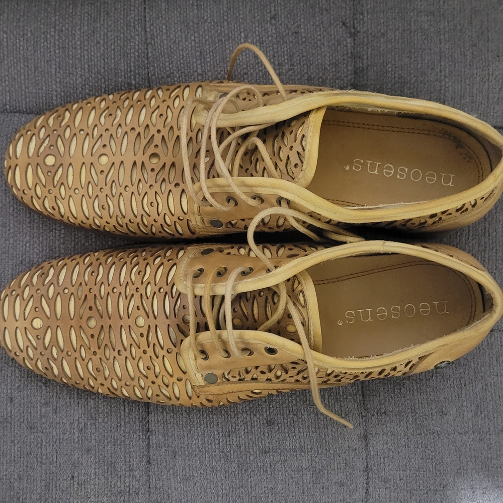 Neosens Men's Tan Perforated Oxfords